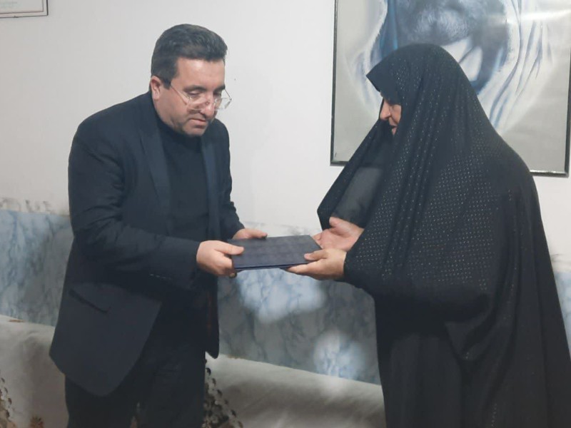 دیدار رئیس سازمان ثبت اسناد واملاک کشور با خانواده شهدا در صحنه دیدار رئیس سازمان ثبت اسناد واملاک کشور با خانواده شهدا در صحنه