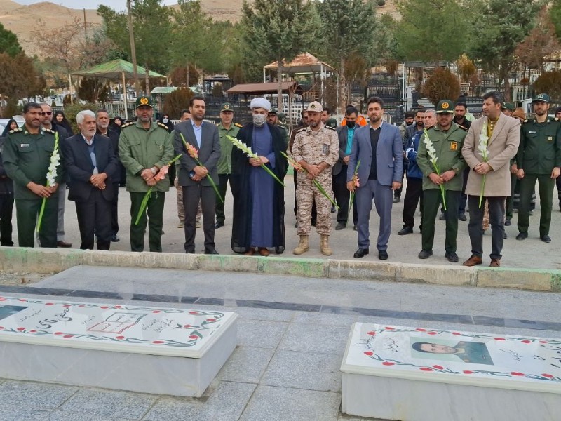 غبارروبی مزار شهدا به مناسبت هفته مقاومت در صحنه