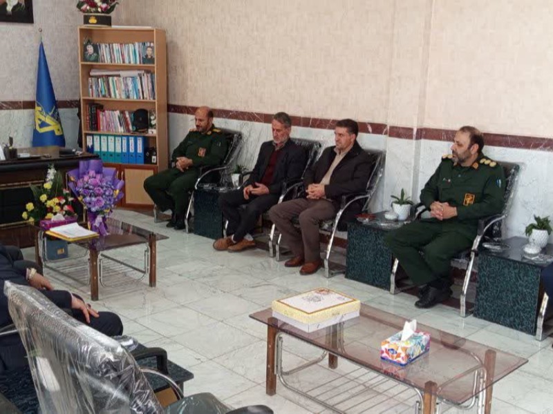 دیدار شهردار و اعضای شورای اسلامی شهر صحنه با فرمانده سپاه ناحیه صحنه به مناسبت روز پاسدار   