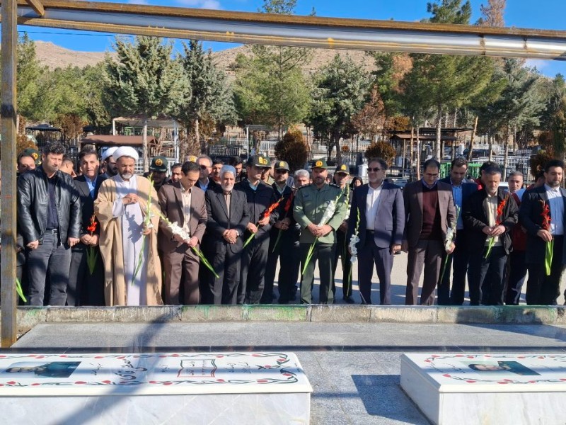 غبارروبی و عطر‌افشانی گلزار شهدای صحنه به مناسبت دهه فجر   