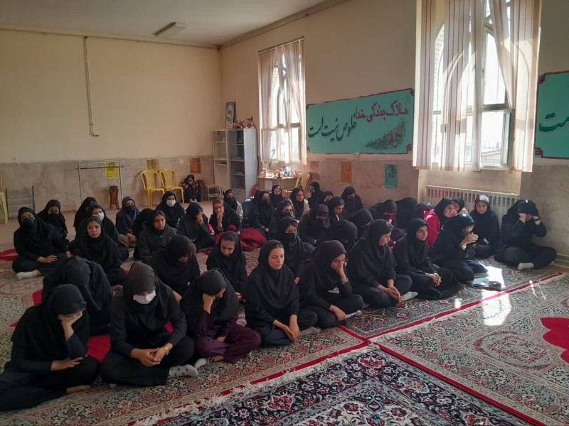 نشست فرهنگی قرآنی در دبیرستان دخترانه فضیلت صحنه نشست فرهنگی قرآنی در دبیرستان دخترانه فضیلت صحنه