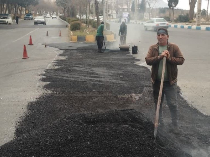 عملیات لکه‌گیری و ترمیم آسفالت بلوار اصلی شهر صحنه   