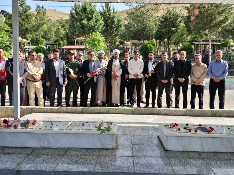 مراسم غبارروبی گلزار شهدای صحنه به مناسبت سالروز آزادسازی خرمشهر مراسم غبارروبی گلزار شهدای صحنه به مناسبت سالروز آزادسازی خرمشهر